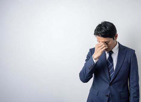ビジネスマン 男性 30代 悩みの写真