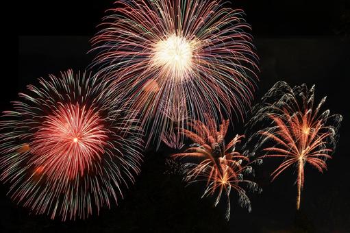 夏の夜空を彩る風物詩 夏の夜空を彩る風物詩 花火,花火大会,夏の風物詩の写真素材