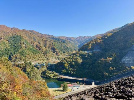 秋の福井県の九頭竜ダム　紅葉に色づく湖 秋,道路,晩秋の写真素材