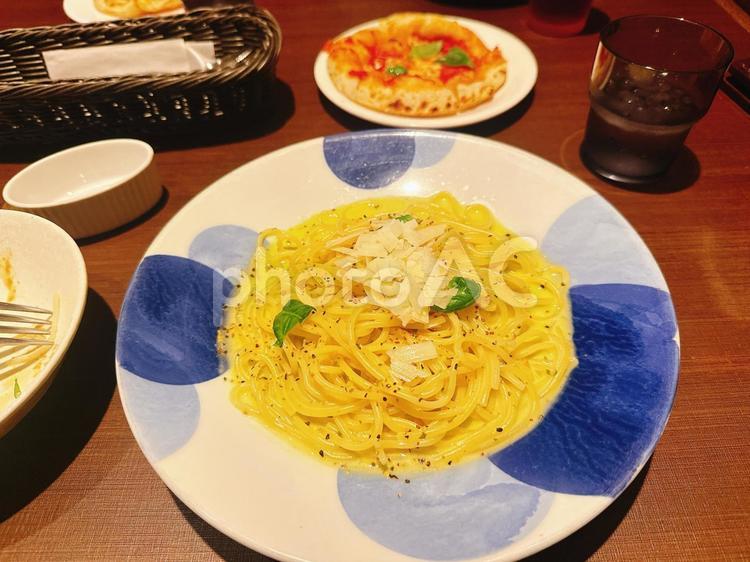パスタ パスタ,カルボナーラ,ジェノベーゼパスタの写真素材