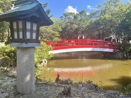伊弉諾神宮の赤い橋 伊弉諾神宮の赤い橋 伊弉諾神宮,橋,池の写真素材