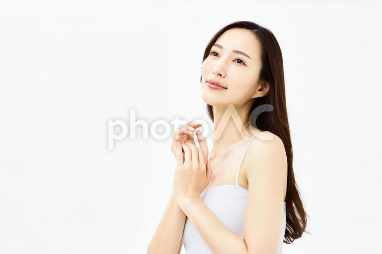 ロングヘアの女性　スキンケア　美容　 ビューティー,美容,スキンケアの写真素材