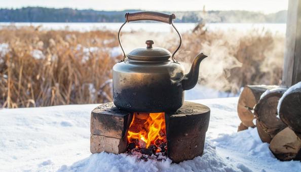 ストーブにのって沸騰しているヤカンの写真