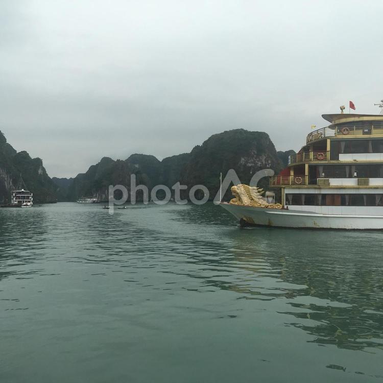 ハロン湾　世界遺産　クルーズ船　ベトナム ハロン湾,世界遺産,クルーズ船の写真素材