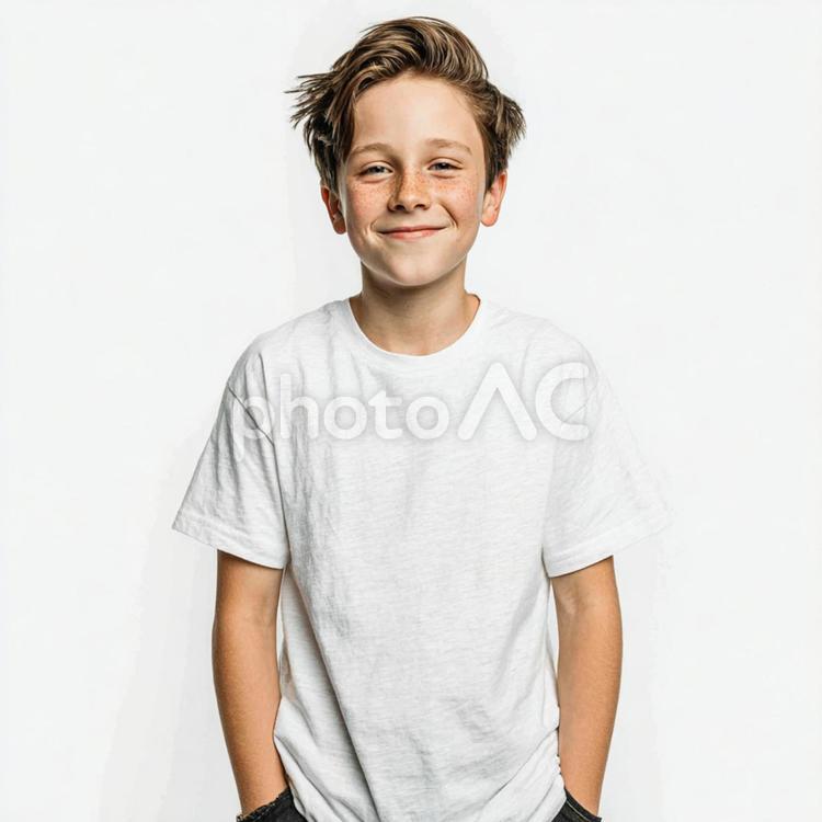 ラフな格好の外国人男の子のポートレート 男性,男性ポートレート,tシャツの写真素材