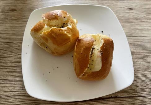 こんがり焼けたチーズパン こんがり焼けたチーズパン パン,チーズ,黒こしょうの写真素材
