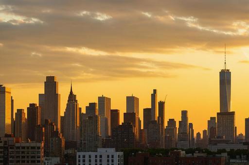夕焼けに染まる都市のビル群 夕焼けに染まる都市のビル群の写真