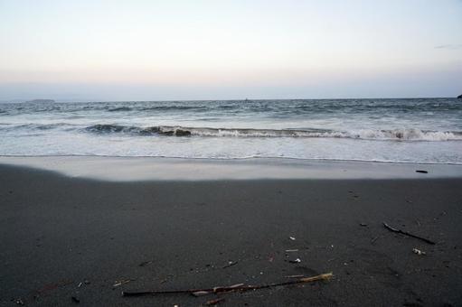 夏の夕暮れの砂浜と波 夏の夕暮れの砂浜と波 コピースペース,海岸,砂浜の写真素材