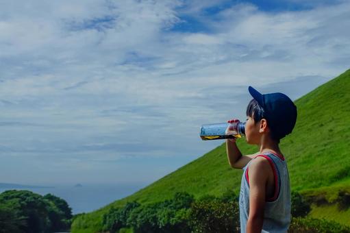 <素材>公園遊び中に水筒のお茶を飲む少年 <素材>公園遊び中に水筒のお茶を飲む少年 子供,男性,人物の写真素材