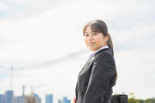 カメラ目線で微笑む女性 カメラ目線で微笑む女性の写真