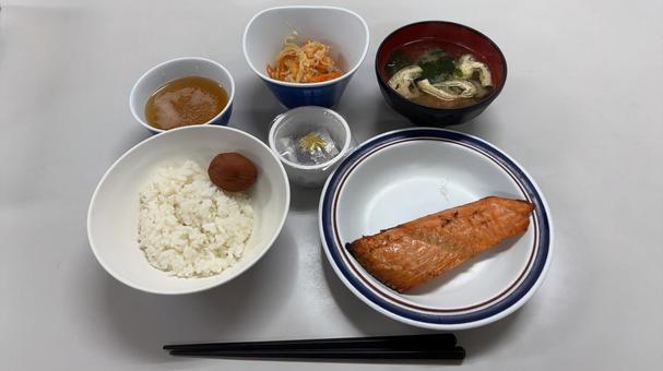 焼き鮭定食 焼き鮭定食 朝ごはん,定食,社食の写真素材