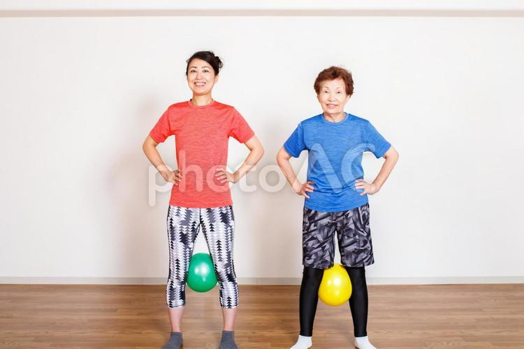 ボールを使って運動する女性 運動,エクササイズ,スポーツの写真素材