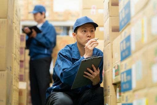 倉庫で働く男性作業員 倉庫,工場,運送の写真素材