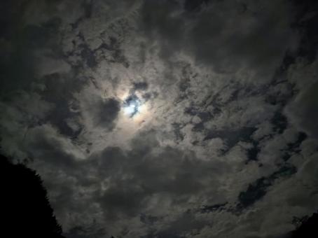 雲に隠れた月 雲に隠れた月の写真
