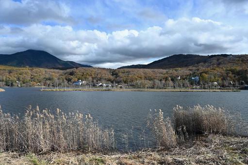 長野県の白樺湖と山々の秋の風景の写真
