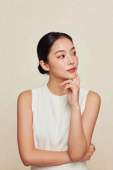 未来を見つめる、真剣な表情のアジア人女性の写真