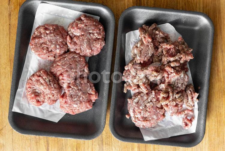黒いトレイのひき肉とハンバーグ 肉,ひき肉,トレイの写真素材