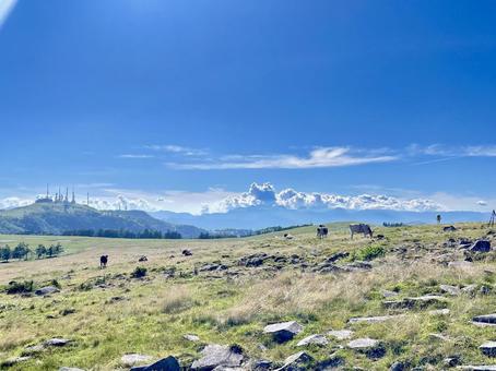 夏の美ヶ原、遠くの山々と雲 長野県,美ヶ原高原,夏の写真素材
