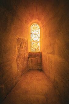 石造小窓と光 小窓,ステンドグラス,石造壁の写真素材