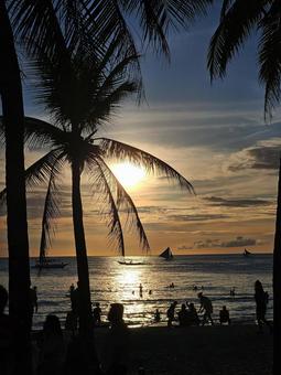 ボラカイ島　ホワイトビーチのサンセット３ 夕日,夕陽,サンセットの写真素材