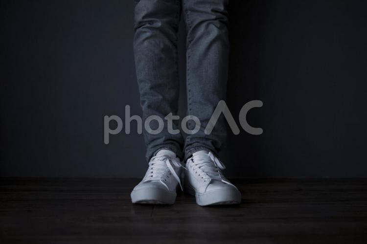 スニーカーを履いている男性 男性,人物,ダークの写真素材