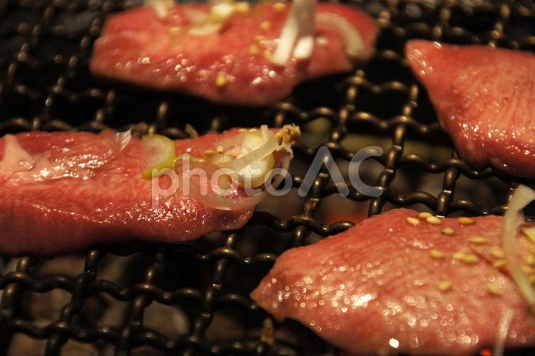 焼肉屋で焼いている牛タン 牛タン,牛たん,牛舌の写真素材