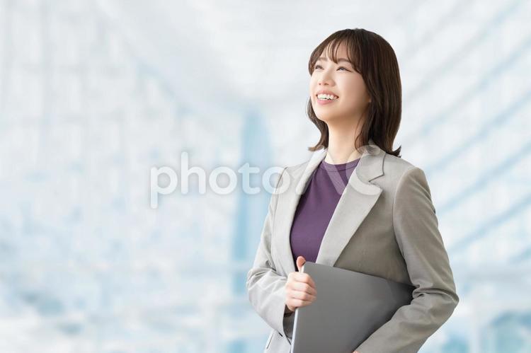 ノートパソコンを持つビジネスウーマン 女性,ビジネス,笑顔の写真素材