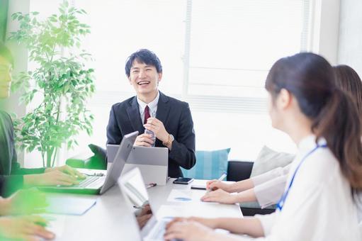 オフィスで仕事をするビジネスパーソン オフィスで仕事をするビジネスパーソン パソコン,ビジネス,就職活動の写真素材