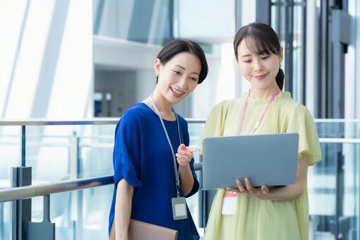 オフィスで仕事をするビジネスウーマン ビジネス,会議,ビジネスウーマンの写真素材