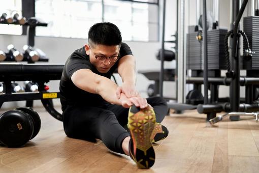 Men stretching in the training gym, formation, une salle de gym, asiatique, JPG