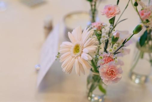 白いテーブルの上の花 花,フラワーアレンジメント,植物の写真素材