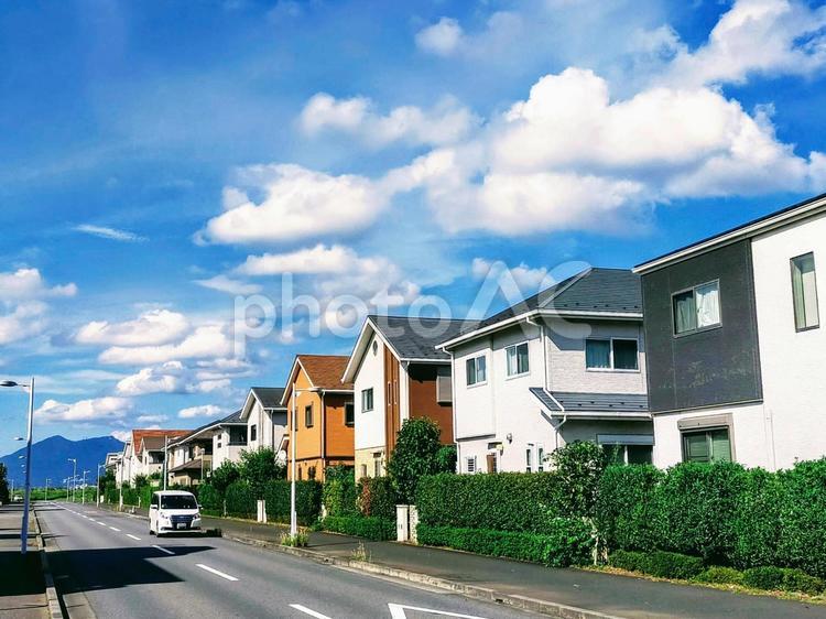 秋の日差しを浴びる筑波山を望む住宅街 背景,筑波山,青空の写真素材