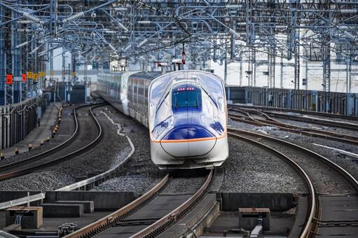 ホームを出発していく山形新幹線E8系 山形新幹線,新幹線,e8系の写真素材