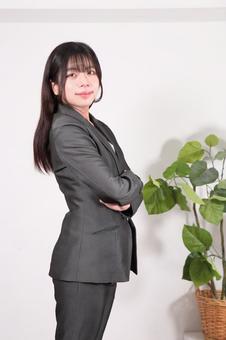 スーツ姿で腕組みをする笑顔の女性 スーツ姿で腕組みをする笑顔の女性の写真