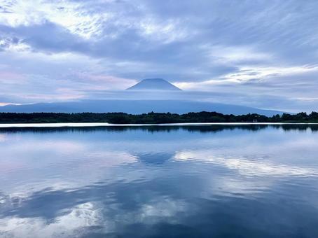 雲に覆われる富士山 雲に覆われる富士山 富士山,朝,田貫湖の写真素材