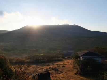 朝日に照らされる三原山 三原山,伊豆大島,活火山の写真素材