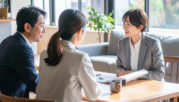 シニア夫婦と営業マン シニア夫婦と営業マンの写真