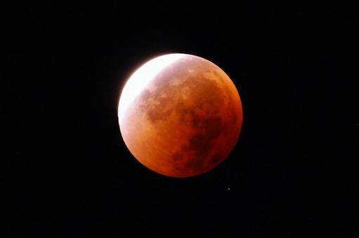 赤銅色に輝く皆既月食 赤銅色に輝く皆既月食の写真