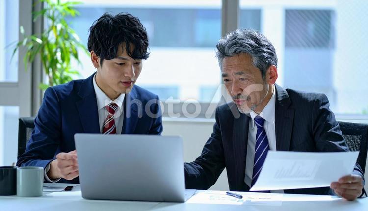 データと資料を確認するビジネスマン ビジネスマン,男性,上司の写真素材
