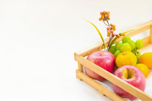 木箱に盛られたフルーツ 木箱に盛られたフルーツ 果物,りんご,みかんの写真素材