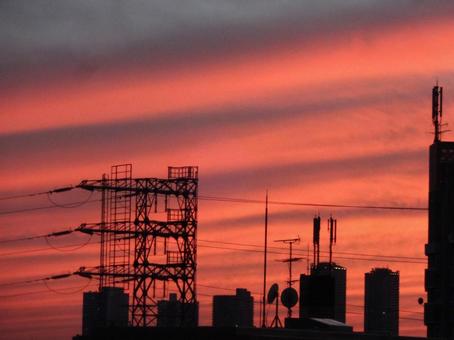 夕焼雲と大高層ビルの写真