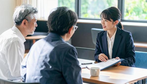 シニア夫婦と営業マン シニア夫婦と営業マンの写真
