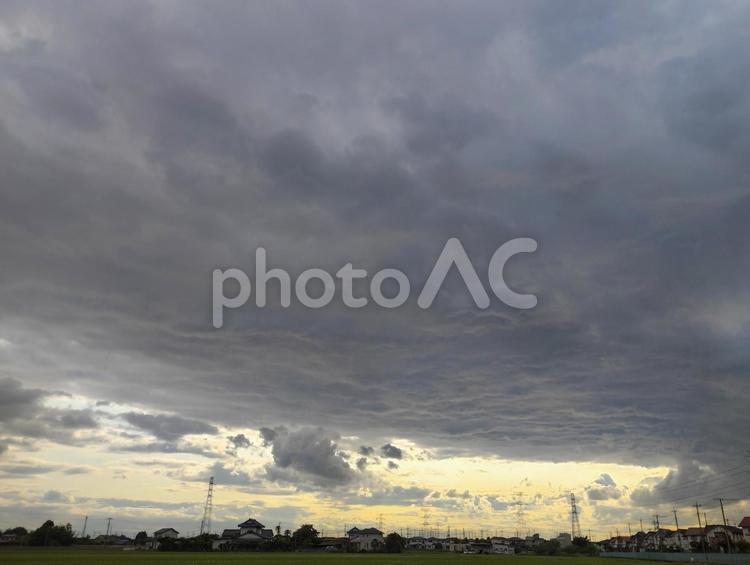 6月夕暮れ 雲,曇り空,空の写真素材