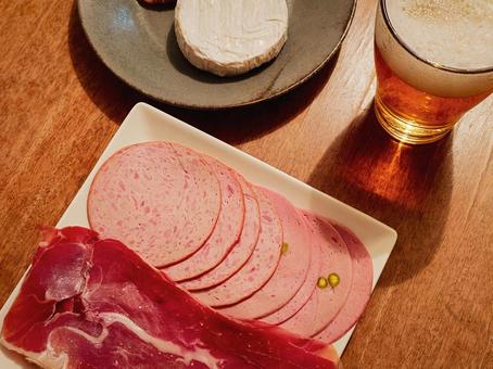 チーズとハムとビール2 チーズとハムとビール2 ビール,おつまみ,カマンベールチーズの写真素材
