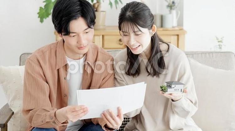 一軒家の間取りを考えるカップル 不動産,カップル,夫婦の写真素材