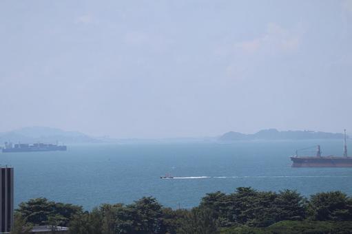 シンガポールの公園の海と船と空と島の風景 シンガポールの公園の海と船と空と島の風景の写真