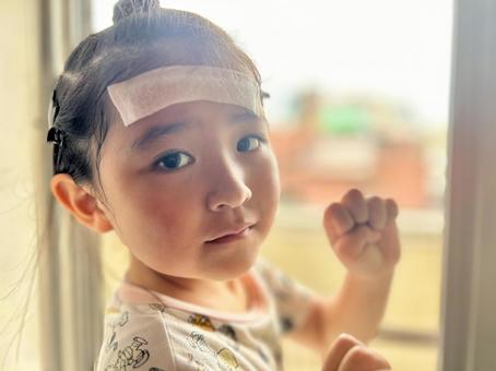 風邪をひいて冷却シートをする子供 発熱 風邪をひいて冷却シートをする子供 発熱 子供,発熱,風邪の写真素材