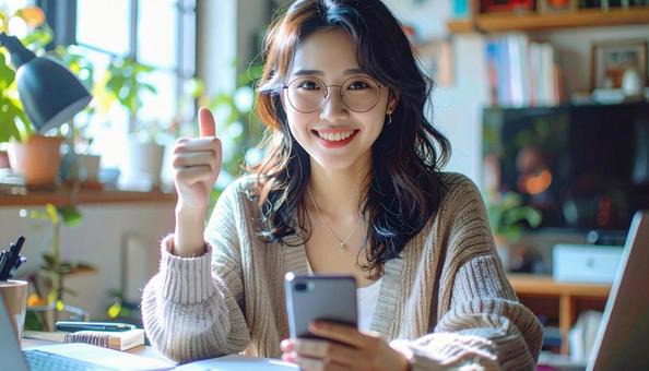 家計がうまくいきスマホ片手に微笑む女性の写真