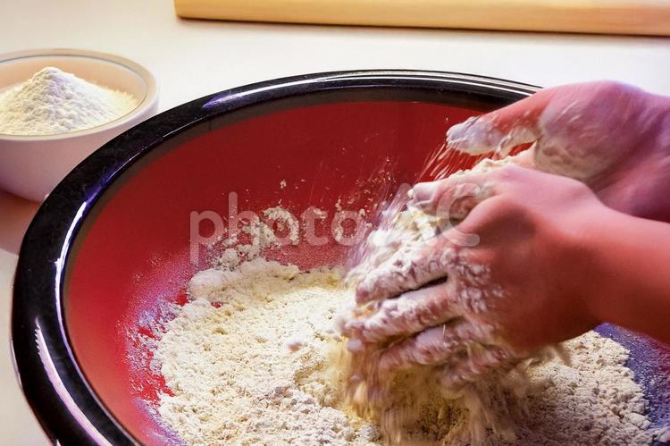 蕎麦打ち（水まわし） そば打ち,蕎麦,そばの写真素材
