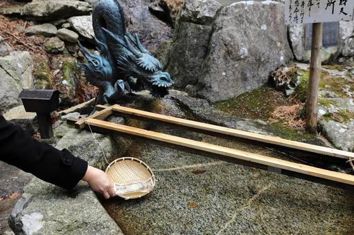 金華山黄金山神社で銭洗い 日本,風景,人物の写真素材
